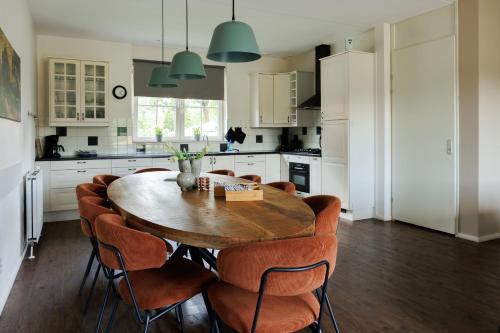 บริการและสิ่งอำนวยความสะดวก, Landgoed Het Rheins in เฟอร์สไพรเดอ เฮาเชน เอนเทอร์บรูก เอน ออมเคอวิง