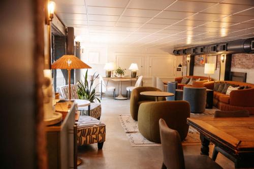 Pub/Lounge, Ironclad Inn and Bourbon Room in Fredericksburg városközpont