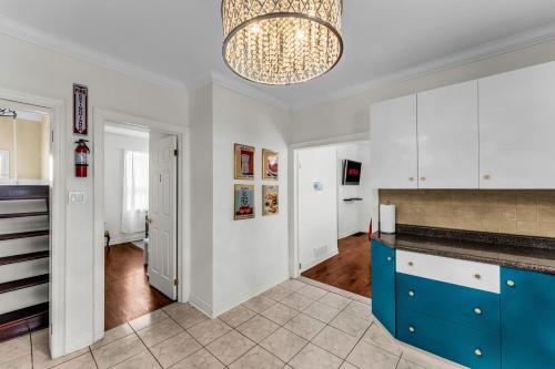 80's Retro Toronto Time Capsule - 2 Bedrooms - Toronto