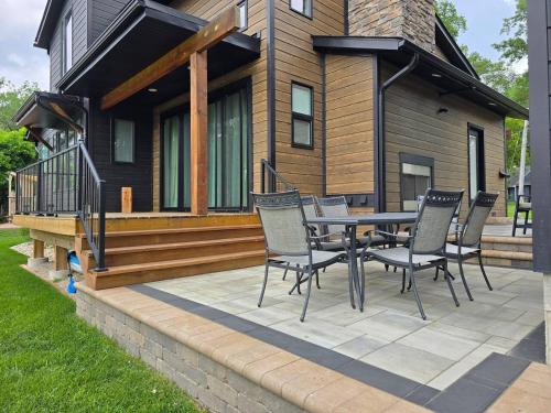 McHenry Riverside Retreat Comfort in แมคเฮนรี (IL)