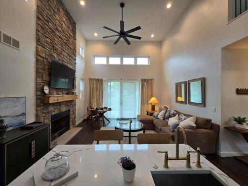 McHenry Riverside Retreat Comfort in แมคเฮนรี (IL)