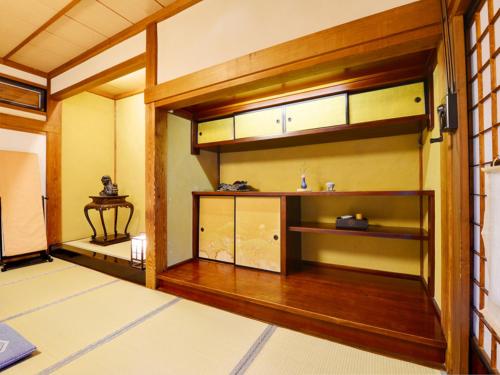 a room with a large window and a wooden floor, Kowakubi onsen Ryokan Syohoen in Daisen-shi