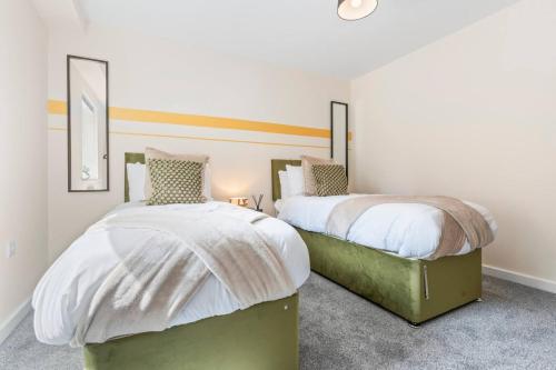 Comfortable 3-Bed Flat for 7 Guests, Ideal Family Stay in Prime Area with Fast Wi-Fi