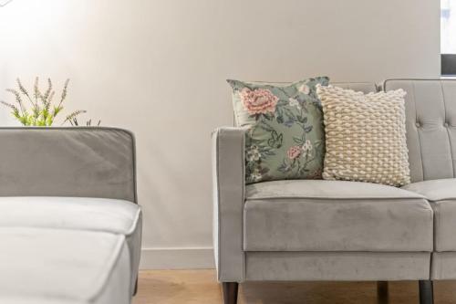 Stylish 2-Bed Apartment in Digbeth with Parking, Fast Wi-Fi, Guests 6, Birmingham (photo 6)