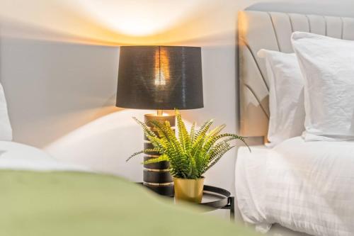 Stylish 2-Bed Apartment in Digbeth with Parking, Fast Wi-Fi, Guests 6, Birmingham (photo 7)