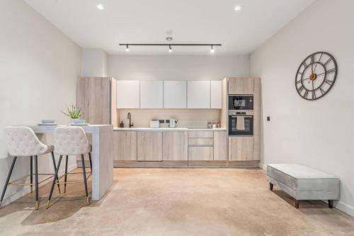 Stylish 2-Bed Apartment in Digbeth with Parking, Fast Wi-Fi, Guests 6, Birmingham (photo 2)