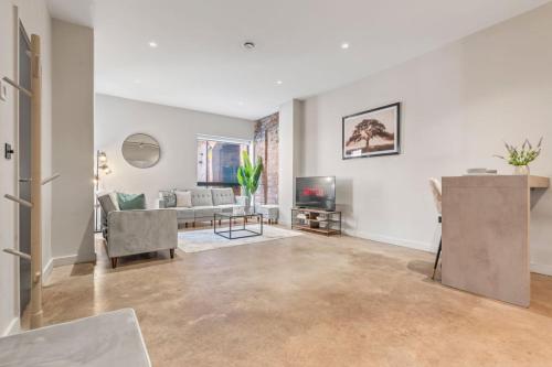Stylish 2-Bed Apartment in Digbeth with Parking, Fast Wi-Fi, Guests 6, Birmingham (photo 9)