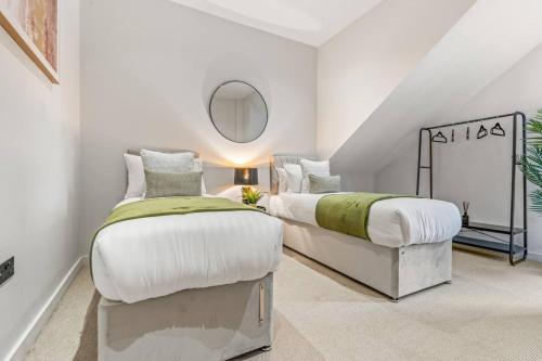 Stylish 2-Bed Apartment in Digbeth with Parking, Fast Wi-Fi, Guests 6, Birmingham (photo 10)
