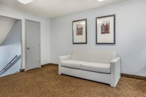 HomeTowne Studios and Suites by Red Roof Greensboro in Greensboro, USA