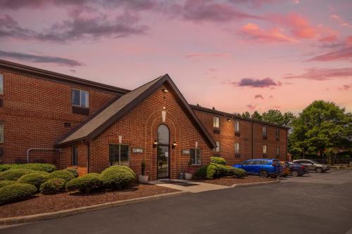 HomeTowne Studios and Suites by Red Roof Greensboro in Greensboro, USA