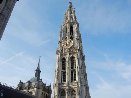 Japandi Lofts - 2 Bedrooms at old city of Antwerp, Amberes (foto 2)