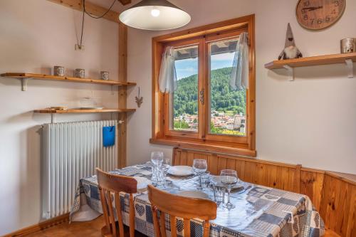 Trilo Haus Nina, Serrada