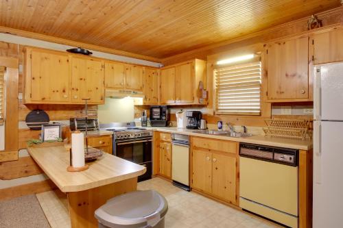 Golfers Getaway Hephzibah Home with Pool Access in โอลด์ ซาแวนนาห์