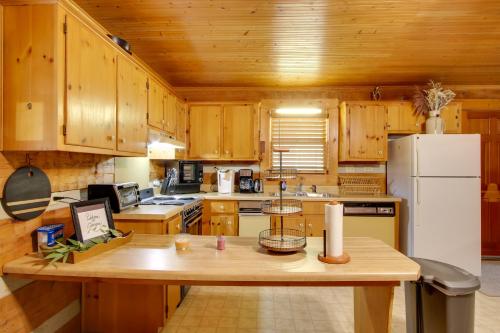 Golfers Getaway Hephzibah Home with Pool Access in โอลด์ ซาแวนนาห์