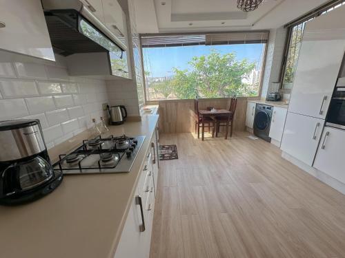 Grand appartement familial à 8 min de la plage espace & confort garantis ! (Grand appartement familial a 8 min de la plage espace & confort garantis !) in 레 아미칼레스