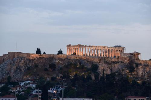 Acropolis view family big veranda by Zeussuites, Ateny
