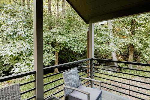 Creekside Modern Tiny Home - Firepit - Racoon Cabin in Gatlinburg, USA