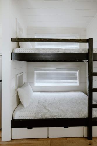 Creekside Modern Tiny Home - Firepit - Racoon Cabin - image 4