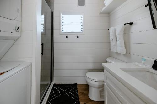 Creekside Modern Tiny Home - Firepit - Racoon Cabin - image 10