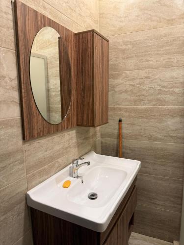 Luxury 2 Bedroom Apartment - image 6