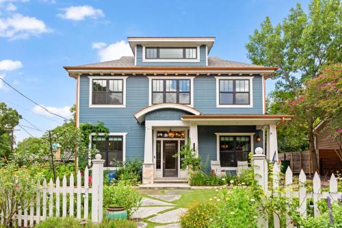 Gorgeous 4BD Plus Studio for 12 with Fire Pit & Near Downtown – khách sạn tại Tarrytown