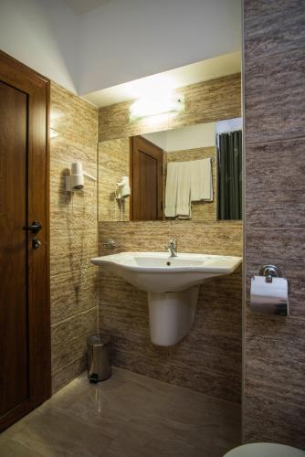 Double or Twin Room image 2