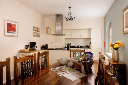 ذا هايلاند كلوب (The Highland Club) in Fort Augustus Town Center