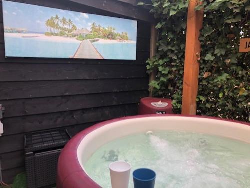  Luxe WELLNESS apartment Apeldoorn with JACUZZI and SAUNA in Apeldoorn