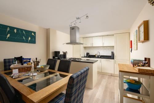 ذا هايلاند كلوب (The Highland Club) in Fort Augustus Town Center