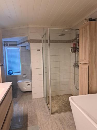 ห้องน้ำ, Hjemme koselig og sentralt leilighet in เฟรดริกสตัด