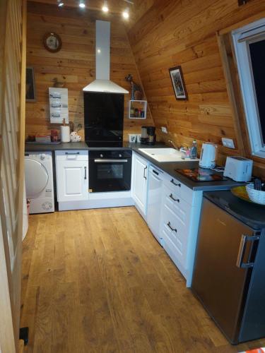 Kitchen, TIPI d'ANAIS in Glandon