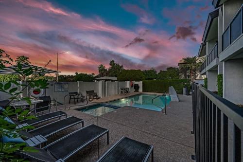 Modern 3BR Townhome with Pool, Walk to Old Town