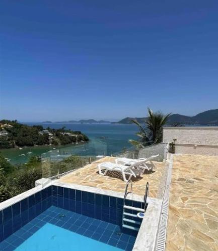 Casa em Angra com 4 quartos, churrasqueira, piscina, sinuca e quadra privativa