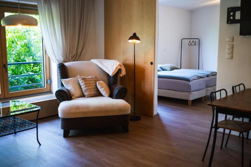 1 queen bed, 1 sofa bed