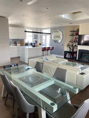 Stylish 3 bedroom in South Ken with great rooftop, Londyn