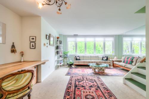 Cozy 2BR Home with Workspaces, Fireplace and Parking – khách sạn tại Brockton Village