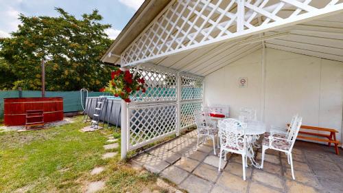 Kert, Álomház Apartman Balatonszabadi (Alomhaz Apartman Balatonszabadi) in Balatonszabadi