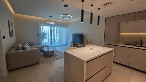 Urban Sunset, Newly Renovated Central 1BR, Dubai