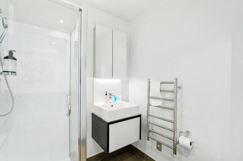 City Stunner with City Views Pool and Gym - image 2