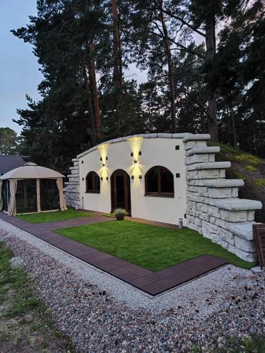 Viesnīcas āriene, Kotkapesa in Treimani