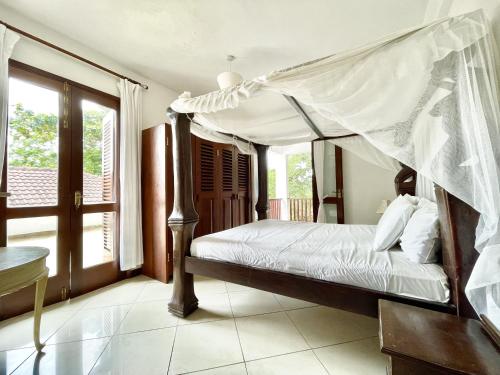 Double Room with Pool View image 10