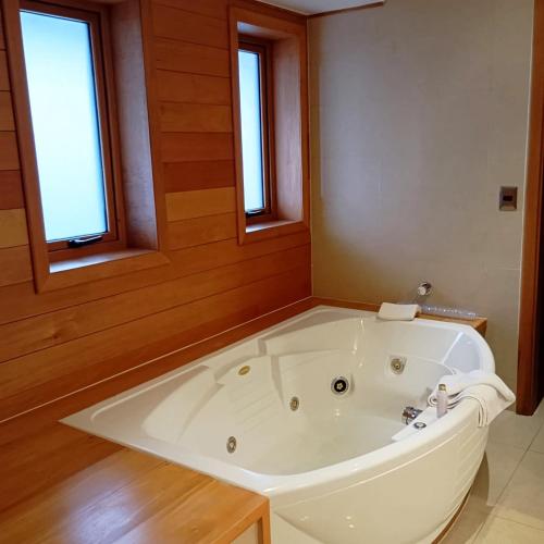 Hot tub, Wyndham Puerto Varas Pettra in Puerto Varas
