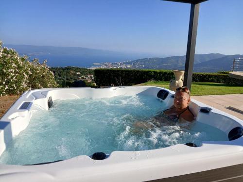 Gîtes Sassone, piscine, jacuzzi et vue mer panoramique sur Ajaccio 5