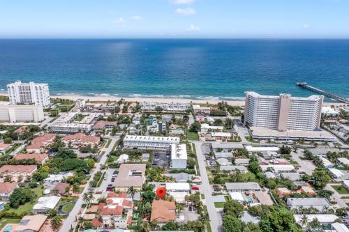 Lux 3 bedroom townhouse 1 block from the beach