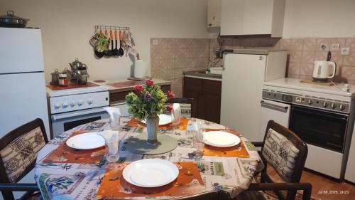 Digital nomad, comfy 80 sqm apt in private house,16 min by walk to center, quiet neighborhood, Skopje (photo 7)