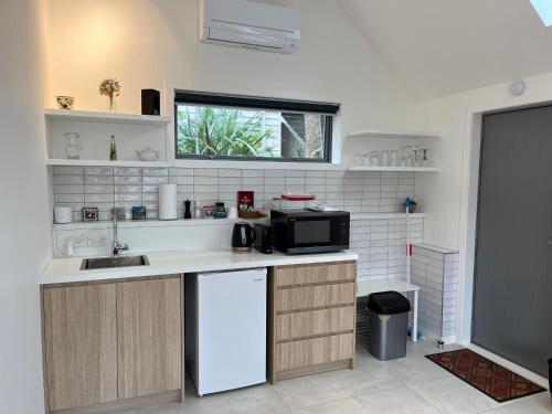 Cosy, new, quiet Island Bay studio in ไอส์แลนด์เบย์