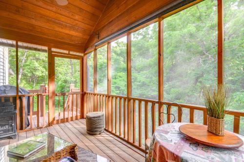 . 3 Mi to Dtwn Jefferson City: Family Home w/ Deck