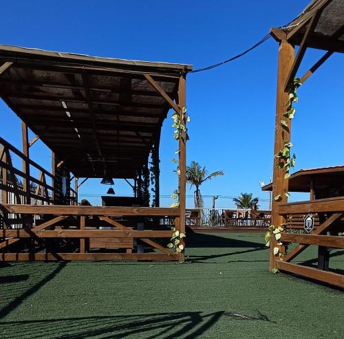 Balcony/terrace, Curvao Surf House in Guaruja