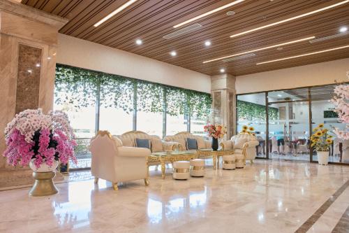 Khach San Rex An Nhon in Train Station