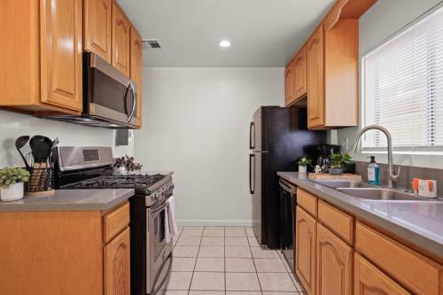 Dazzling 4BR Near Amazon Studios Venice Beach, Los Angeles (photo 8)